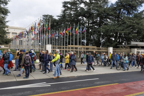 Des militants de l&#039;association &quot;La Marche Bleue&quot; marchent devant le plais des Nations pour demander que la Suisse respecte l?Accord de Paris sur le climat, ce samedi 1 avril 2023 a Gene ...
