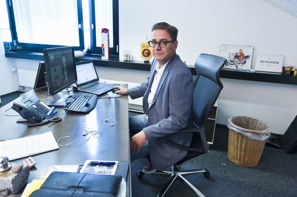 The CEO of the ice hockey club (SC) Berne, Marc Luethi, in his office, September 21, 2011 at the Postfinance Arena in Berne, Switzerland. (KEYSTONE/Alessandro della Valle)

Der CEO des SC Bern, Marc L ...