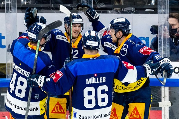 EV Zugs Carl Klingberg, Yannick Zehnder, Marco Mueller und Niklas Hansson, von links, bejubeln das Tor zum 2:0 im Eishockey Qualifikationsspiel der National League zwischen dem EV Zug und dem HC Ambri ...