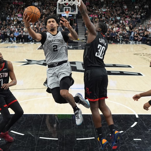 Clint Capela (30) et les Rockets ont subi la loi des Spurs dimanche