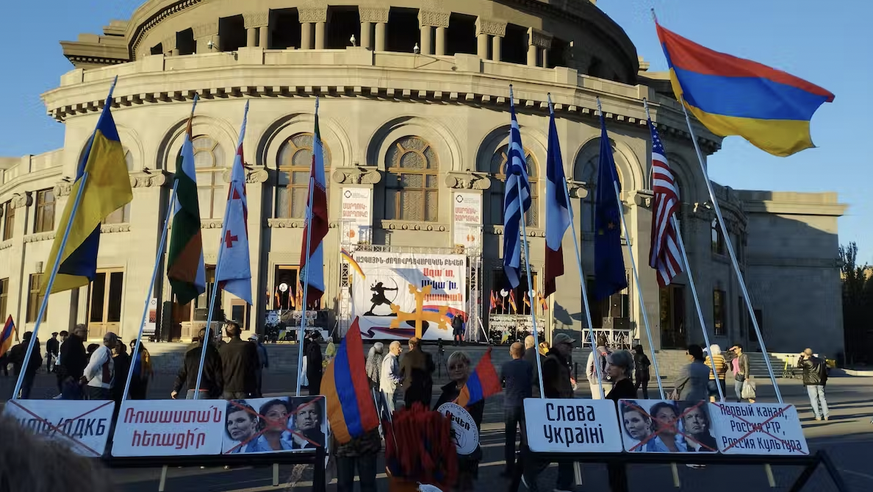 Des opposants à Vladimir Poutine sont présents en Arménie. Ici, une manifestation en soutien à l’Ukraine à Erevan. Les visages barrés sont ceux de trois des principaux propagandistes russes. T. Ter Mi ...