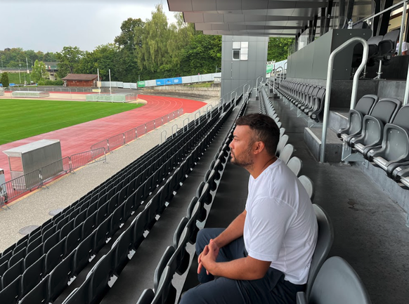 Johan Vonlanthen dans la tribune du Stade Saint-Léonard, où il aimerait bien s'implanter et faire grandir le FC Fribourg.