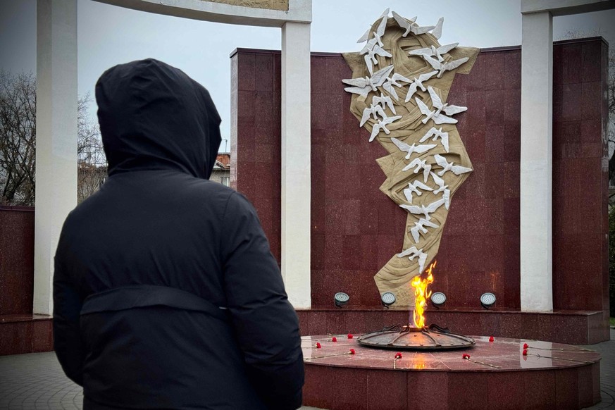 Maria, ici devant un mémorial de la Seconde Guerre mondiale dans la région de Moscou, le 17 décembre 2025.