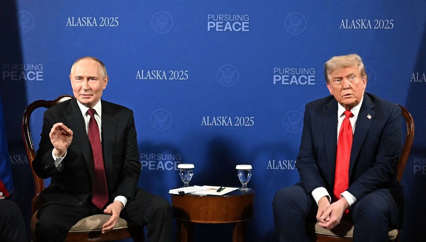 Vladimir Poutine et Donald Trump, lors de leur rencontre en Alaska, le 15 août 2025.