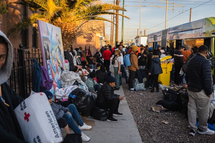 epa10379668 Migrants gather outside of the Sacred Heart Church shelter near the United States&#039; border with Mexico in El Paso, Texas, USA, 27 December 2022. A ruling on 27 December by the United S ...