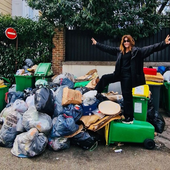 Carla Bruni pose sur des poubelles à Paris et crée la polémique