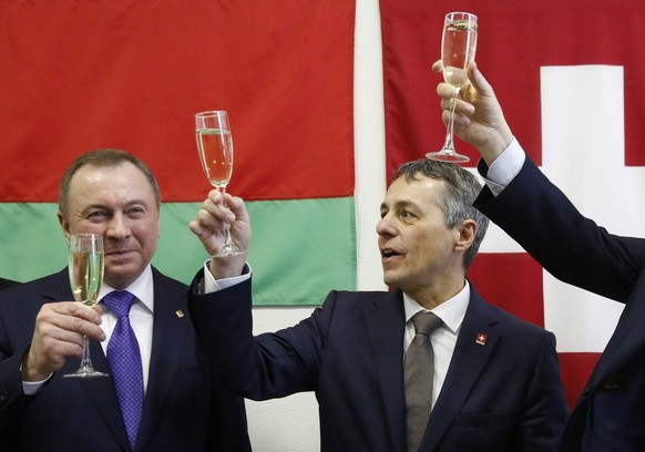 epa08214817 Swiss Federal Councillor and Foreign Minister Ignazio Cassis (R) cheers with Belarusian Foreign Minister Vladimir Makei (L) during the opening ceremony of the Swiss embassy in Minsk, Belar ...