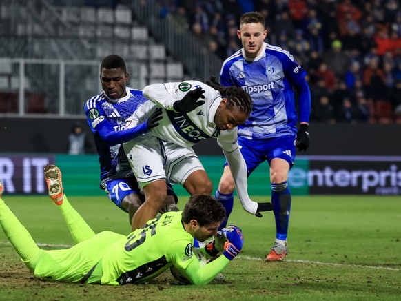 Karlo Letica (au sol) a multiplié les parades pour permettre au LS d'être en position favorable avant le match retour.