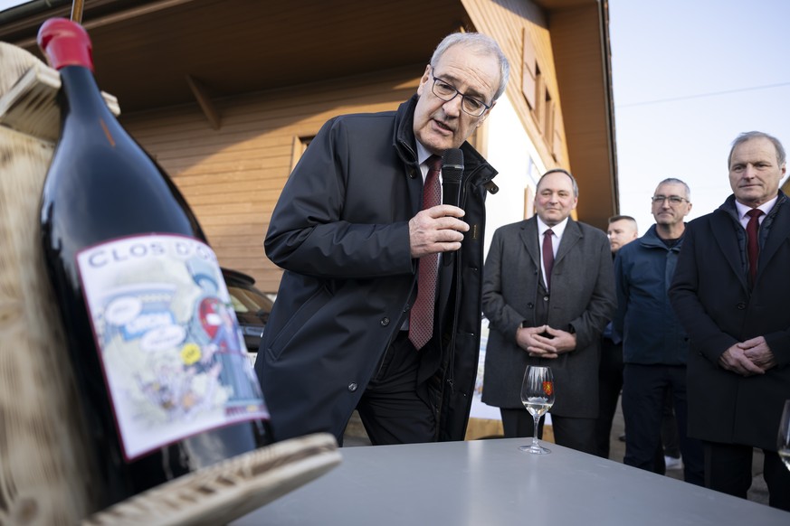 Le president de la confederation nouvellement elu Guy Parmelin prend la parole lors de son allocution devant une bouteille de vin mathusalem qu'il a reçu, a cote du Syndic d'Oron Olivier Son ...