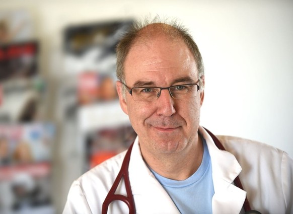 Roger von Moos (60 ans) dirige le Centre des tumeurs et de la recherche de l’Hôpital cantonal des Grisons depuis mars 2023 à Coire. Il enseigne également à l’Université de Zurich.