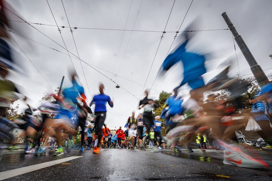 Les participants dans les rues de Lausanne.