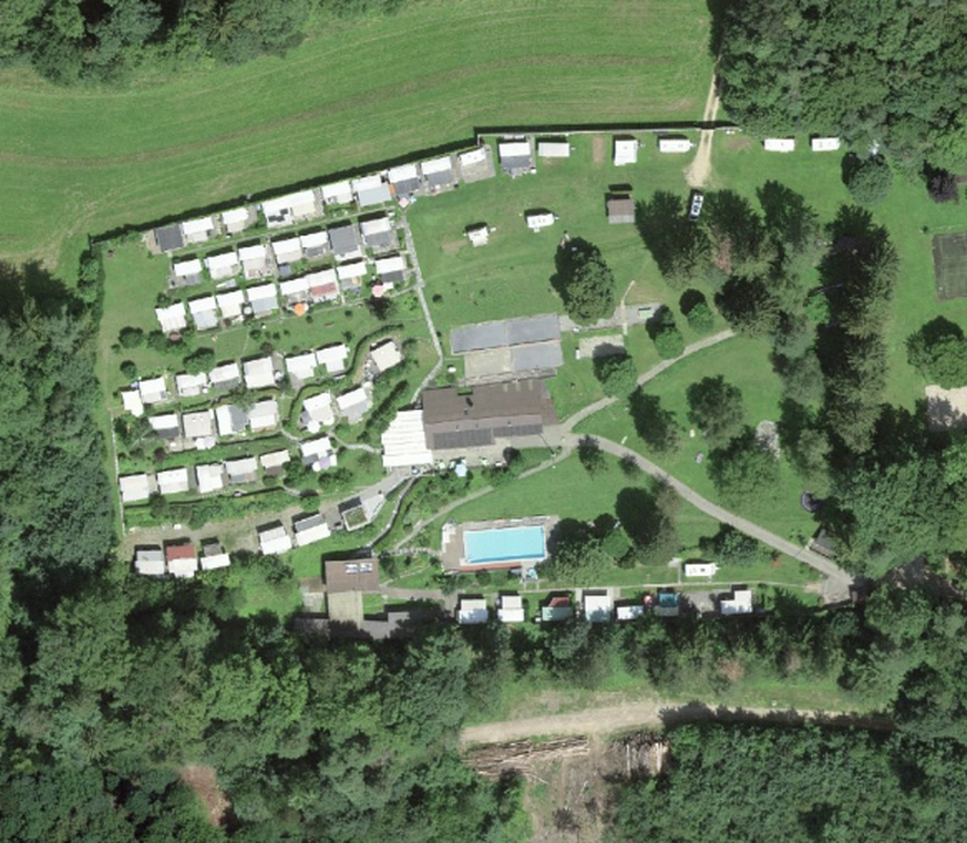 Le camping naturiste Chläb se situe dans un écrin de verdure sur la commune d'Auenstein, dans le canton d'Argovie.
