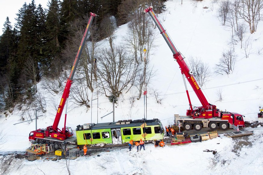 Deux grues soulevent le wagon du train accidente, pesant 25 tonnes, des Transports publics du Chablais, TPC, lors des travaux de levage et de remise sur rails de la rame du train accidente suite a une ...