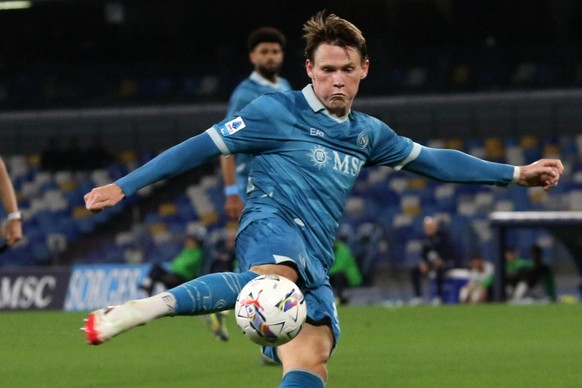 epa12032361 Napoli&#039;s Scott McTominay in action during the Italian Serie A soccer match between SSC Napoli and Empoli FC in Naples, Italy, 14 April 2025. EPA/CESARE ABBATE