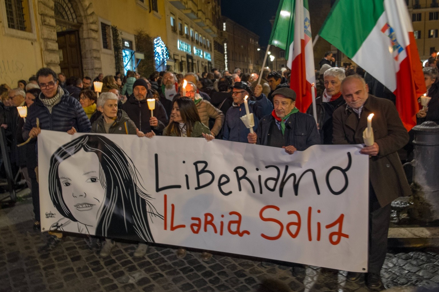 Des manifestants brandissent une banderole à gauche avec l&#039;inscription en italien « Libérons Ilaria Salis », à Rome, le 14 février 2024
