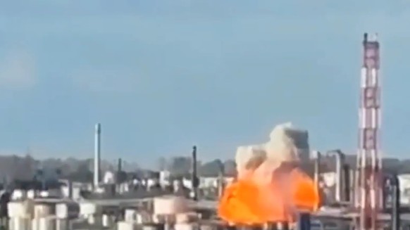 Une installation pétrolière en Russie, incendiée après une frappe de drone.