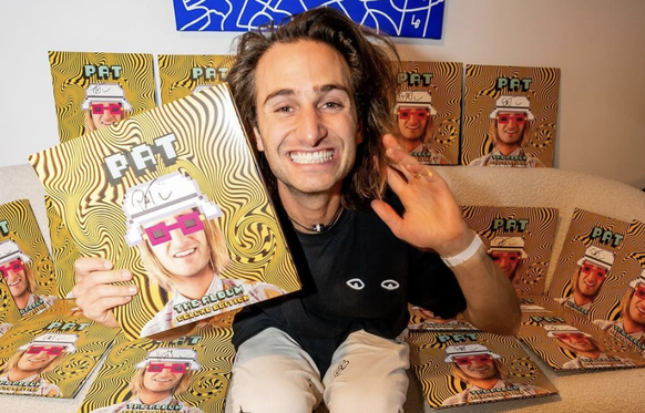 Avec son album entre les mains.