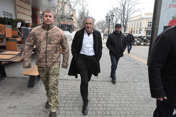 Le philosophe Bernard-Henri Lévy, détendu du costard, à Kiev, il y a quelques mois.