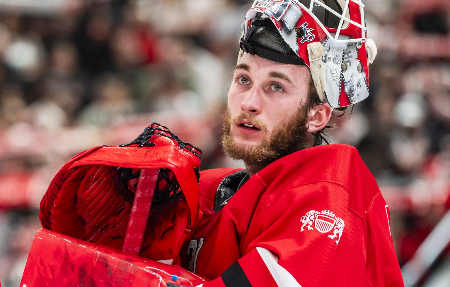Benjamin Bougro (LHC), links, und Torhueter Kevin Pasche (LHC), rechts, nach dem fuenften Eishockey Playoff Halbfinalspiel der National League zwischen dem Lausanne HC (LHC) und dem HC Fribourg-Gotter ...
