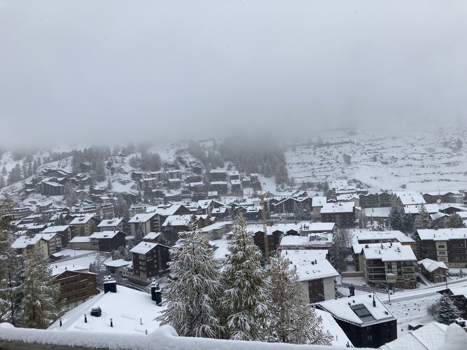 Le brouillard à couper au couteau et la neige dimanche à Zermatt.