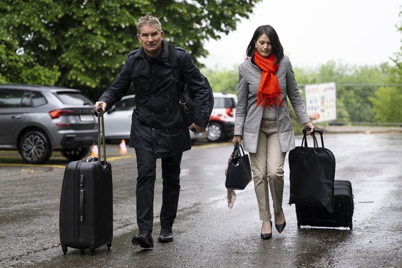 Raphael Bourquin, procureur general, a gauche, et .Laurianne Sallin, procureurem, a droite, arrivent pour comparaitre devant le Tribunal penal des affaires economiques du canton de Fribourg ce mardi 5 ...