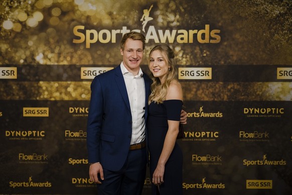 Der nominierte Skifahrer Marco Odermatt posiert mit Freundin Stella Parpan an der Verleihung der Sports Awards 2021, am Sonntag, 12. Dezember 2021 in Zuerich. (KEYSTONE/Michael Buholzer)