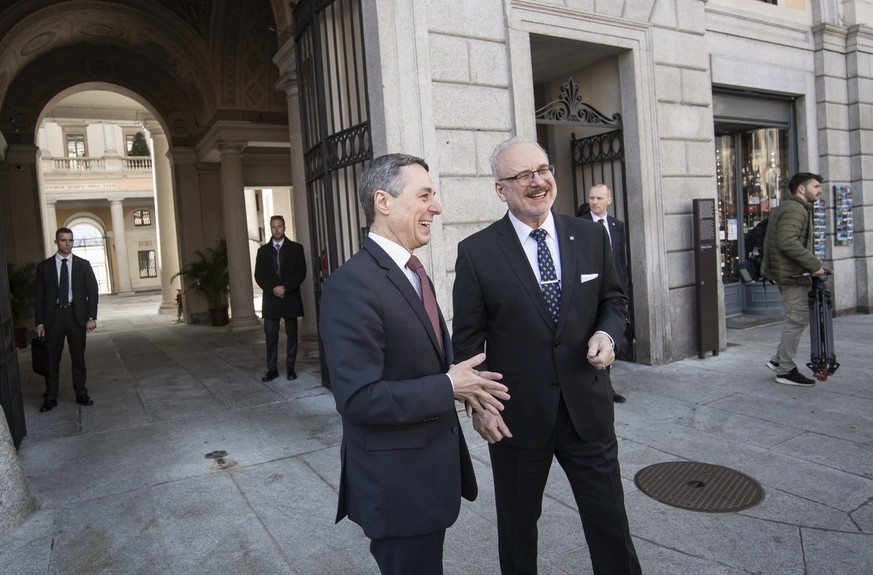 Le président de la Lettonie, Egils Levits (à droite), et Ignazio Cassis, le président de la Suisse et chef du Département fédéral des Affaires étrangères, à Lugano, le 11 avril 2022.