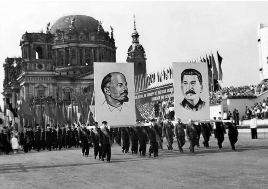 Une photo non datée d'un défilé du 1er mai sur la Marx-Engels-Platz à Berlin-Est (RDA).