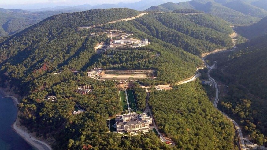 Une vue aérienne du palais d&#039;été de Poutine sur la côte de la mer Noire, dans la région de Krasnodar.