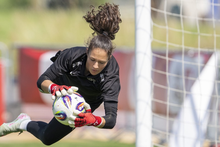 Die Torhueterin Livia Peng von der Schweizer Frauen Fussball Nationalmannschaft, anlaesslich eines Trainings der Schweizer Frauen Fussball Nationalmannschaft vor dem Start der 2. EM-Vorbereitungswoche ...