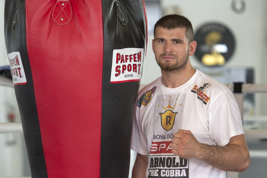 ARCHIVBILD ZUM RUECKTRITT VON ARNOLD GJERGJAJ --- Kosovo-Albanian born Swiss Heavyweight boxer Arnold "The Cobra" Gjergjaj, pictured in his box gym Arnold BoxFit in Pratteln near Basel, Swit ...