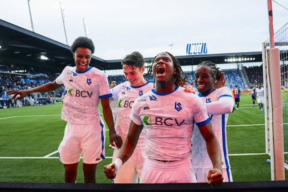 Joie des joueurs lausannois avec Alvyn Sanches, gauche, apres le deuxieme but marque sur penalty par l&#039;attaquant lausannois Kaly Sene, droite, lors de la rencontre du championnat de football de S ...