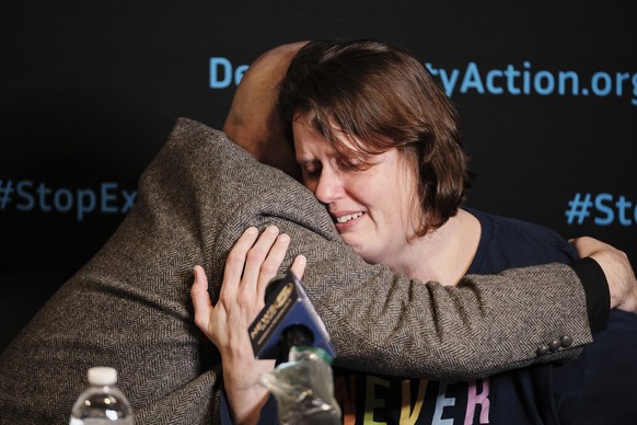 epaselect epa11104747 During a press conference Reverend Dr. Jeff Hood (L), the spiritual advisor for convicted killer Kenneth Eugene Smith, comforts Smith&#039;s wife Deanna Smith as she describes th ...