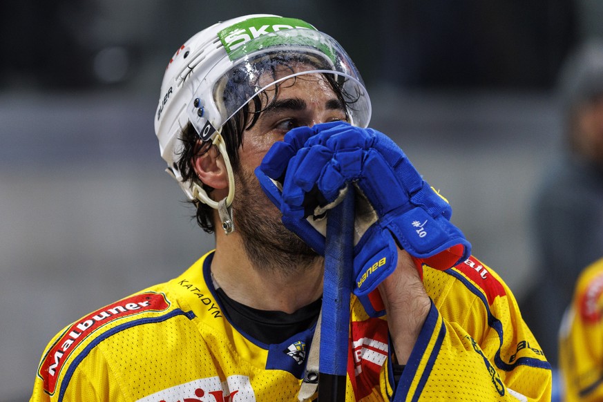 HC Davos Stuermer Andres Ambuehl entaeuscht nach der Niederlage und dem Ausscheiden im fuenften Eishockeyspiel im Playoff 1/4 Final der National League zwischen den ZSC Lions und dem HC Davos am Freit ...