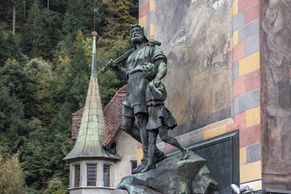 Das Wilhelm Tell Denkmal am Turm auf dem Rathausplatz im Dorf Altdorf dem Hauptort des Kanton Uri in der Zentralschweiz am Freitag, 13. Oktober 2023. (KEYSTONE/Urs Flueeler).
