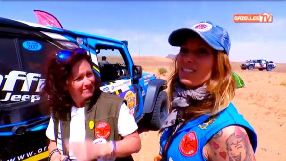 Deux Vaudoises dans le Sahara marocain.