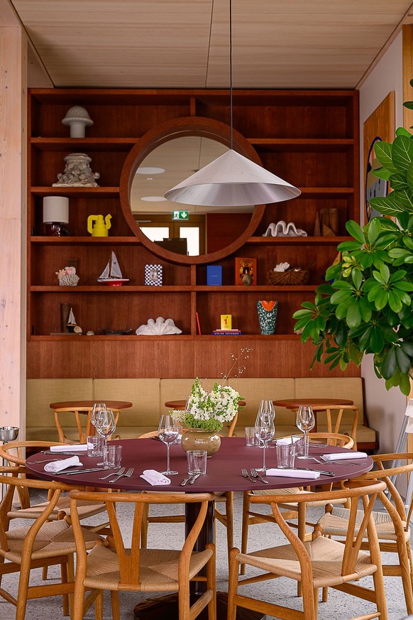 Le restaurant de l'Auberge Port-Gitana, qui sert une cuisine lacustre et locale.