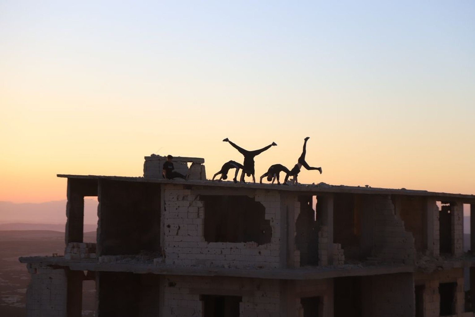 Le soleil se couche sur Ariha et les traceurs de l'équipe Tafani, le 19 juin 2022.