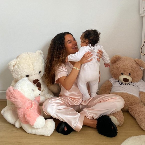 Poupette Kenza le 21 novembre 2020, posant avec sa fille née le 5 juin 2020, afin de promouvoir un pyjama d&#039;une marque chinoise.