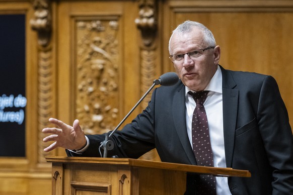Benjamin Roduit, Mitte-VS, stellt eine Frage, an der Herbstsession der Eidgenoessischen Raete, am Dienstag, 4. Maerz 2025 im Nationalrat in Bern. (KEYSTONE/Alessandro della Valle)