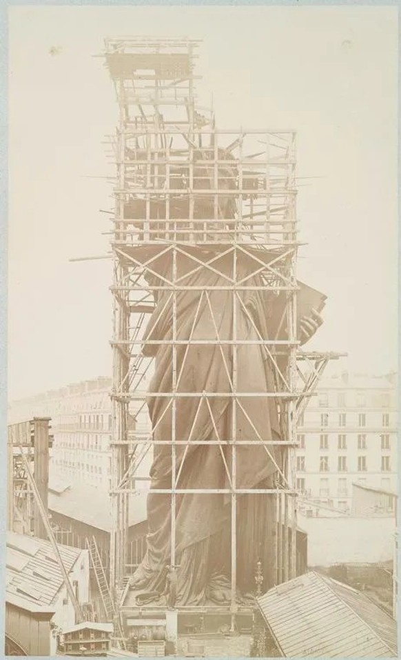 Lady Liberty est érigée à titre expérimental dès 1881 sur le terrain de la fonderie parisienne Gaget et Gauthier où elle dominera les bâtiments du voisinage pendant deux ans et demi. Ses 93 mètres en  ...