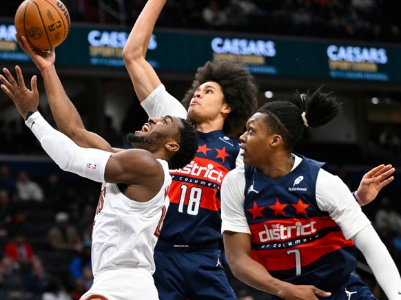 Kyshawn George tentant de contrer Donovan Mitchell