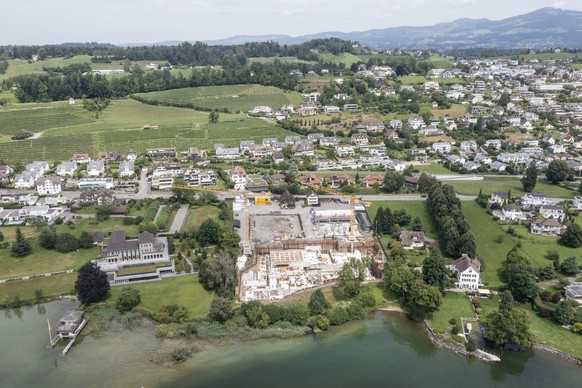 Blick auf die Baustelle des rund 16000 Quadratmeter grossen Grundstuecks von Tennisspieler Roger Federer, aufgenommen am Dienstag, 27. Juli 2021 in Rapperswil-Jona. (KEYSTONE/Ennio Leanza).