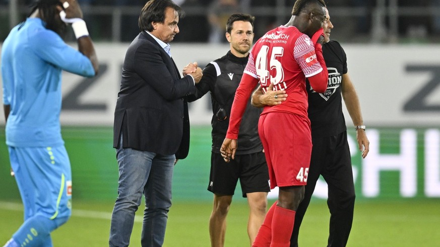 Sions Praesident Christian Constantin Mario Balotelli und Sions Trainer Paolo Tramezzani, von links, im Fussball Super League Spiel zwischen dem FC St. Gallen und dem FC Sion, am Samstag, 10. Septembe ...