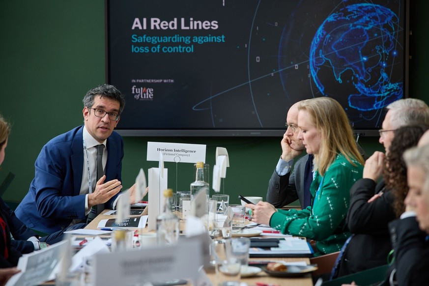 Mauor Gilli (à gauche) est professeur de stratégie et de technique militaires à la Hertie School de Berlin. Entre 2016 et 2025, il a mené des recherches à l'EPFZ.