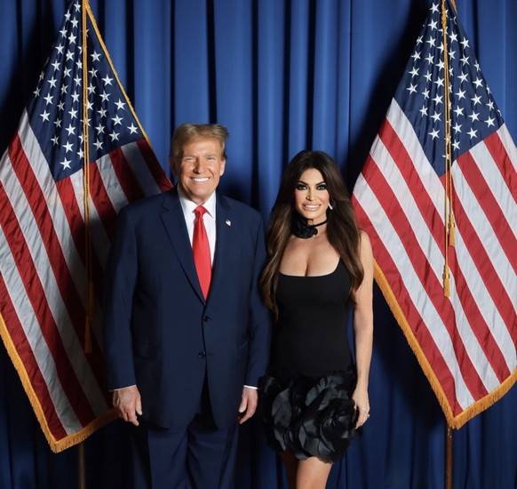 «Levez-vous avec le président Trump!» appelle Kimberly Guilfoyle, fiancée de Donald Junior.