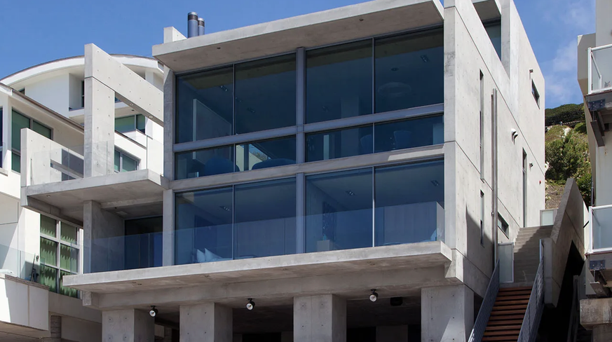 La façade donnant sur le bord de mer, avant que Kanye West ne retire les intérieurs.