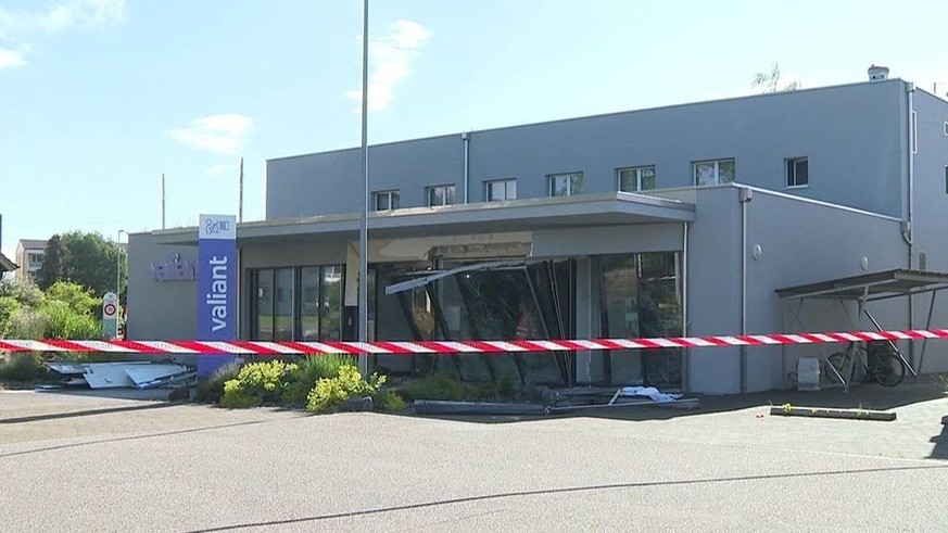 Des inconnus ont fait exploser un bancomat dans la nuit de dimanche à lundi à Jegenstorf (BE), a indiqué le site Bärntoday. La police cantonale a confirmé à Keystone-ATS qu&#039;il s&#039;agissait d&# ...