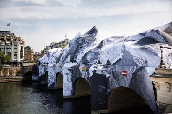 Le Pont Neuf à Paris totalement transformé par l'artiste JR, le 21 mai 2026.