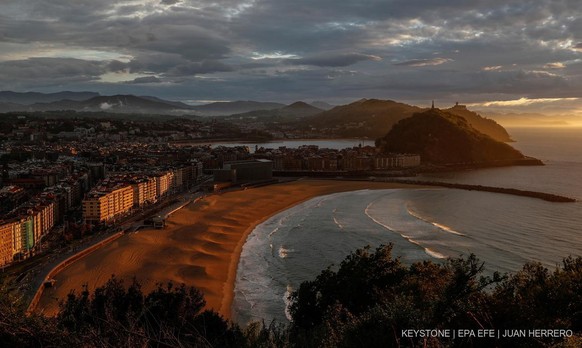 Le soleil se couche sur la plage de Zurriola, à San Sebastian, au Pays basque, dans le nord de l&#039;Espagne, le 17 avril 2020. EPA/JUAN HERRERO